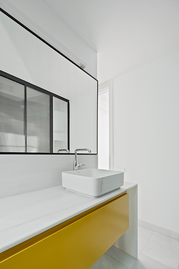 El mármol ha sido el material elegido para realizar los nuevos cuartos de baño en la vivienda rehabilitada en el Eixample