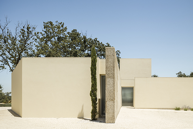 El estudio portugués dirigido por Diamantino Pinho, dp Arquitectos, ha diseñado esta casa escultural en Ribatejo, Portugal, al norte de Lisboa.
