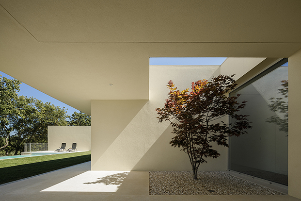 El estudio portugués dirigido por Diamantino Pinho, dp Arquitectos, ha diseñado esta casa escultural en Ribatejo, Portugal, al norte de Lisboa.