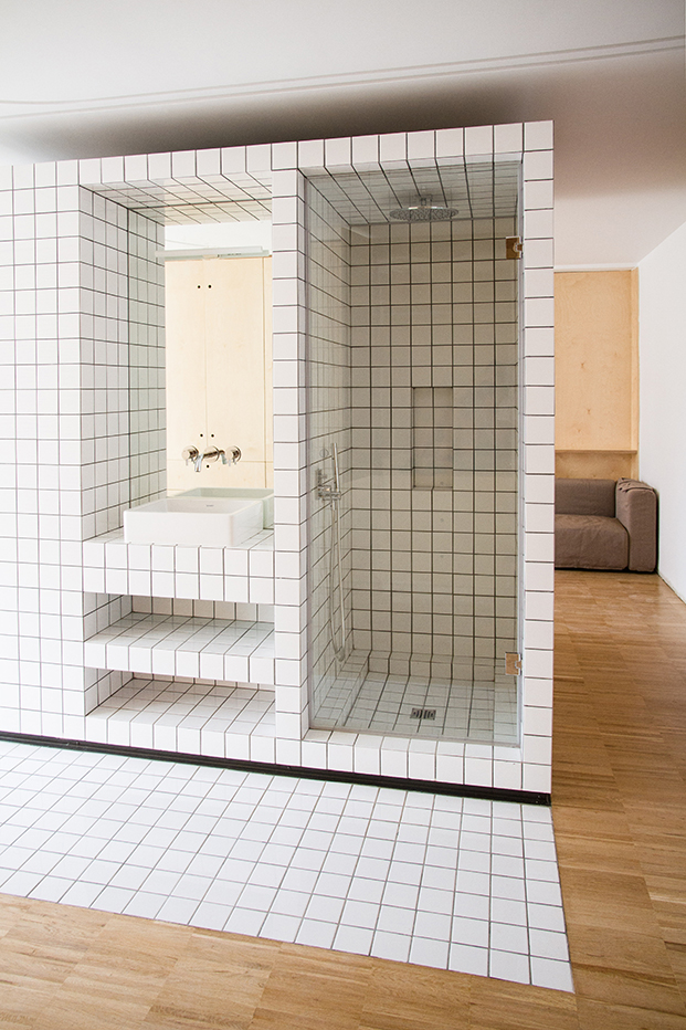 Baño y ducha abiertos en este apartamento de Madrid.