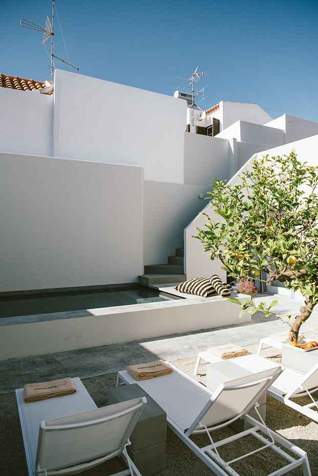 Las mejores piscinas: en una casa blanca y natural, situada en el patio de una antigua residencia en Portugal. Hecha por Atelier Rua y Studio Stories.