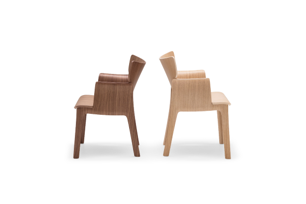 Primera colaboración de Philippe Starck para Andreu World: la silla sin tornillos Adela Rex. 