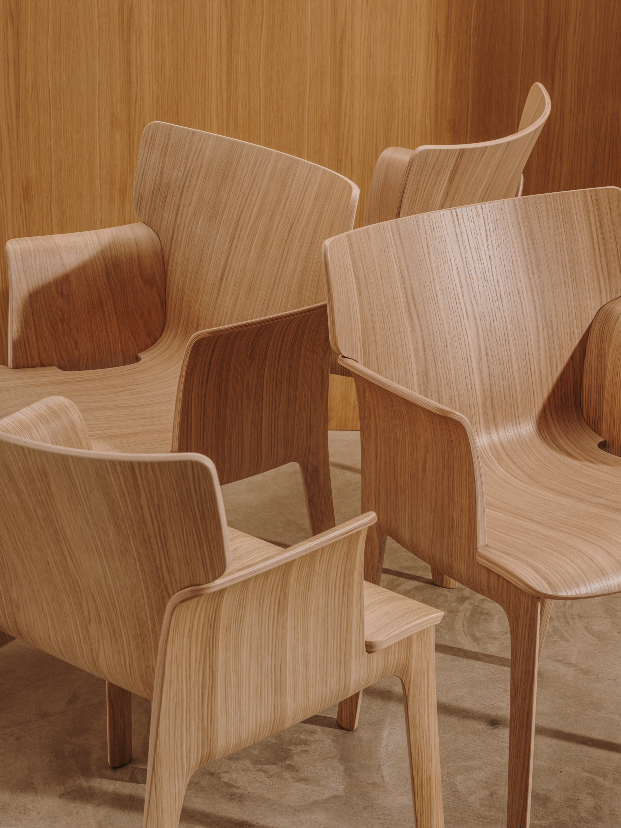 Primera colaboración de Philippe Starck para Andreu World: la silla sin tornillos Adela Rex. 
