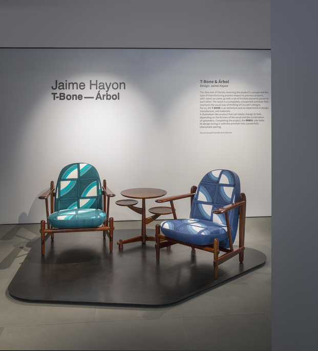 Ceccotti Collezioni. Instalación y  edición limitada butaca T-Bone de Jaime Hayon en la Milano Design Week 2021. Tapicería Livio De Simone