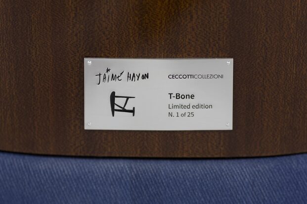 Ceccotti Collezioni. Instalación y  edición limitada butaca T-Bone de Jaime Hayon en la Milano Design Week 2021. Tapicería Livio De Simone. Plana firmada y numerada.