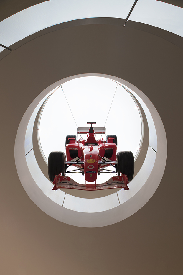 Nueva tienda Ferrari en Milán diseñada por Sybarite