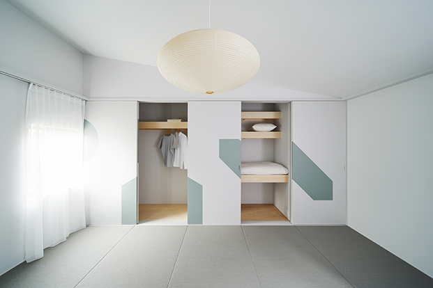 Casa Eri, diseñada por el estudio YSLA, rinde homenaje a las tradiciones de Japón aportando un diseño contemporáneo que respeta las costumbres.