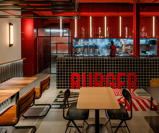 Frankie's Burger Bar. Hamburguesería en el centro de Valencia. Proyecto interior de Samaruc Estudio. Imagen gráfica de Creatias Estudio.