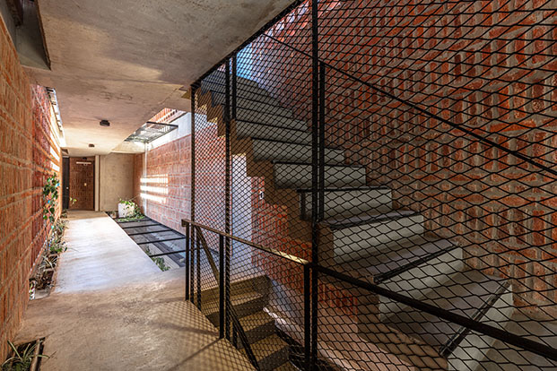 El estudio Arqtipo ha diseñado un edificio de viviendas en Buenos Aires que explora las capacidades constructivas y estéticas del ladrillo visto.