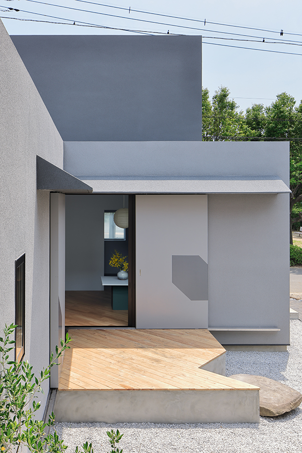 Casa Eri, diseñada por el estudio YSLA, rinde homenaje a las tradiciones de Japón aportando un diseño contemporáneo que respeta las costumbres.