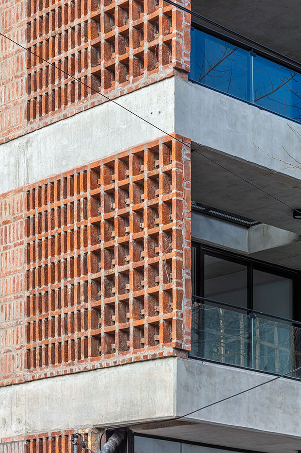 El estudio Arqtipo ha diseñado un edificio de viviendas en Buenos Aires que explora las capacidades constructivas y estéticas del ladrillo visto.
