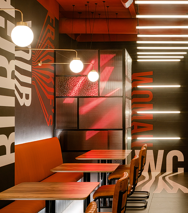 Frankie's Burger Bar. Hamburguesería en el centro de Valencia. Proyecto interior de Samaruc Estudio. Imagen gráfica de Creatias Estudio.