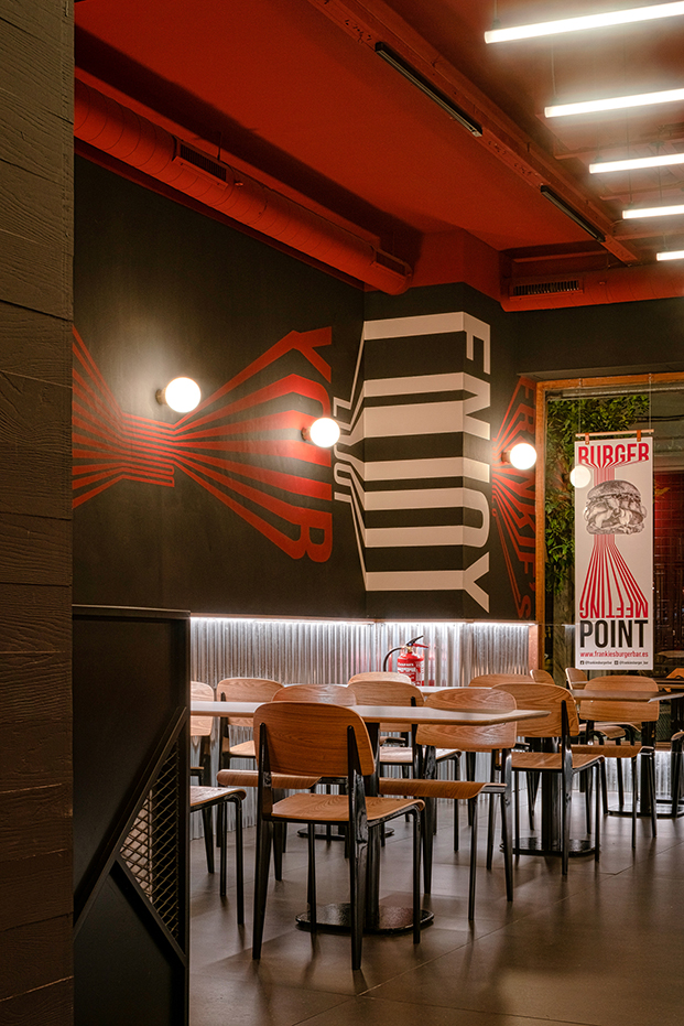  Frankie's Burger Bar. Hamburguesería en el centro de Valencia. Proyecto interior de Samaruc Estudio. Imagen gráfica de Creatias Estudio.
