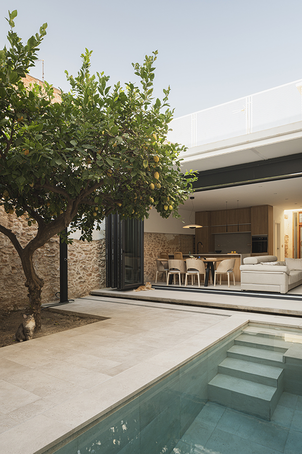 Patio y piscina diseñados por ENDALT Arquitectes. Salón abierto al patio.