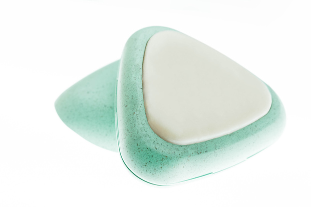 El estudio creativo valenciano CuldeSac diseña para Freshly Cosmetics el aplicador para pastillas de jabón y champú sólido F SolidPod.
