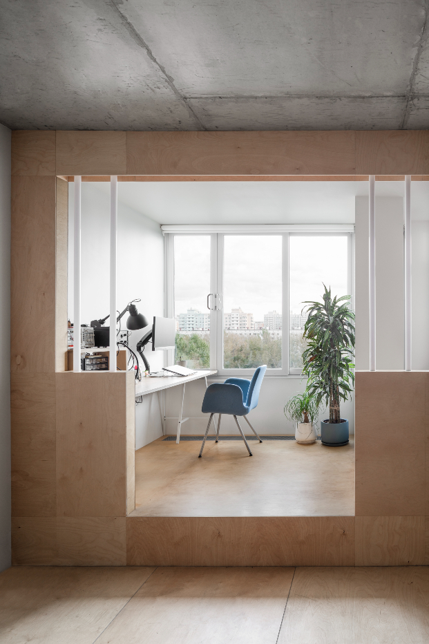 Ideas sencillas para un pequeño piso de 50m2 de diseño contemporáneo. Estudio, home office sobre una tarima