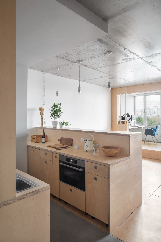 Ideas sencillas para un pequeño piso de 50m2 de diseño contemporáneo. Cocina de madera