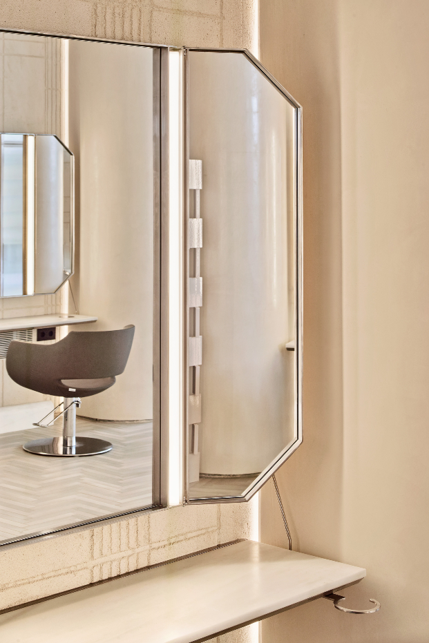 Detalle del espejo con foco puntual  del Salón Toro de Barcelona con interiorismo de Estudi Francesc Pons. 