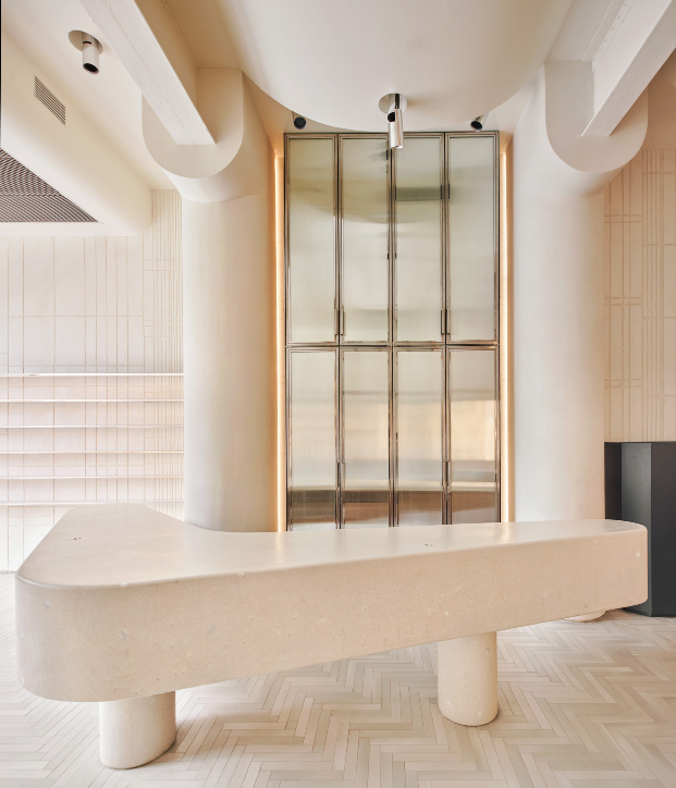 Recepción de terrazo en el Salón Toro de Barcelona con interiorismo de Estudi Francesc Pons. 