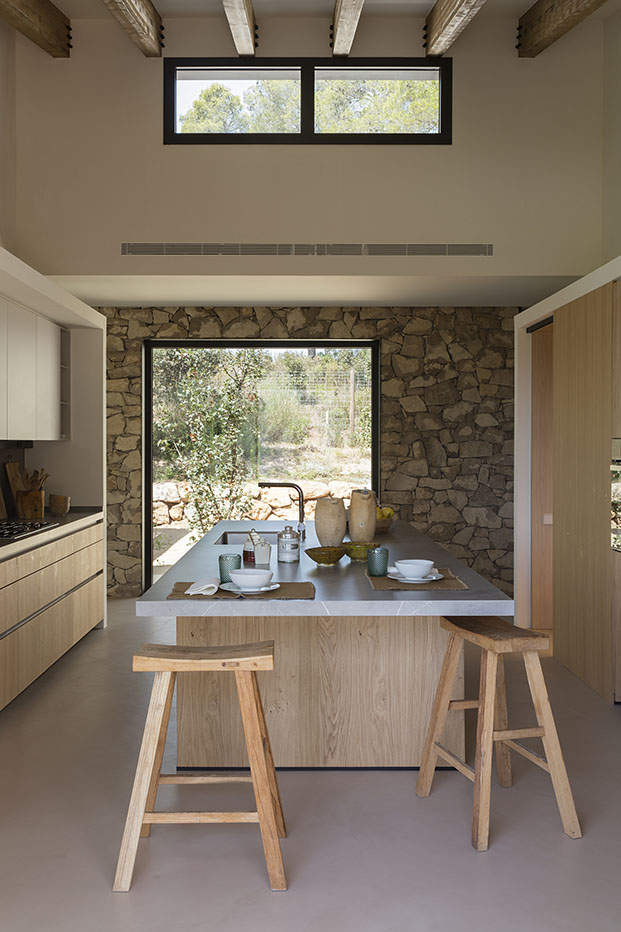 Casa en el Baix Empordà con interior rústico diseño de Sandra Tarruella