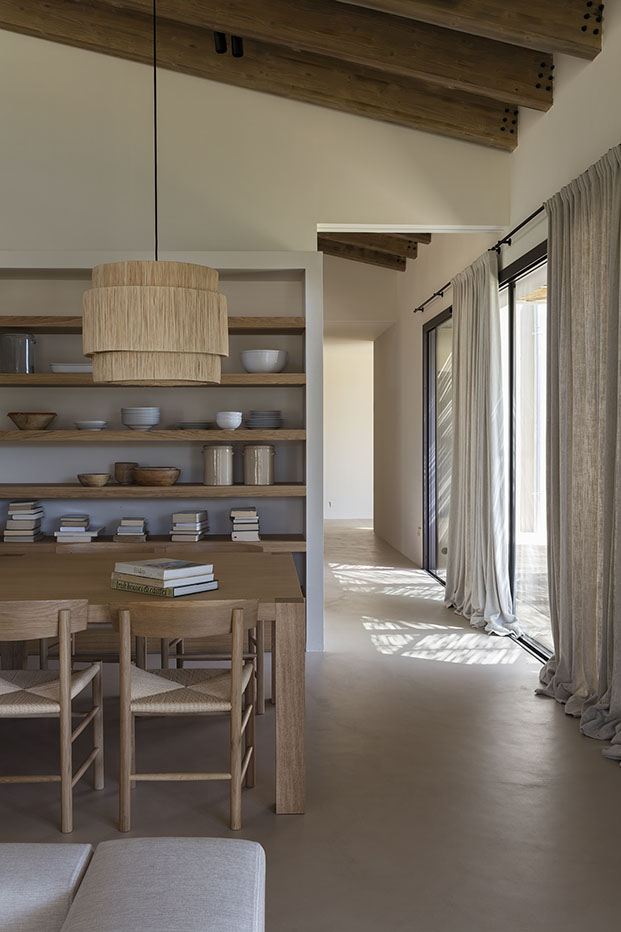 Casa en el Baix Empordà con interior rústico diseño de Sandra Tarruella