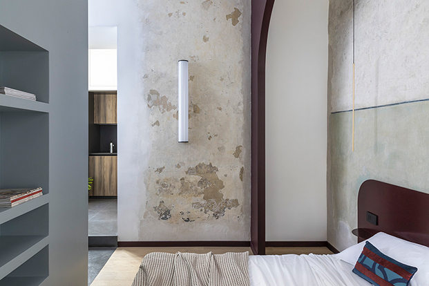 Casa Totem es el apartamento perfecto en el centro de Roma para amantes del diseño contemporáneo. Ubicado en Trastévere y diseñado por Studiotamat.