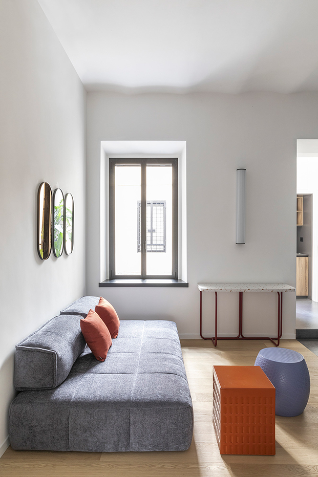 Casa Totem es el apartamento perfecto en el centro de Roma para amantes del diseño contemporáneo. Ubicado en Trastévere y diseñado por Studiotamat.