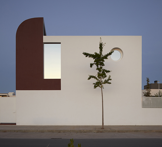 Casa DM en Sagunto diseñada por el estudio de arquitectura Horma. Arquitectura moderna marcada por geometrías, volúmenes y materiales.
