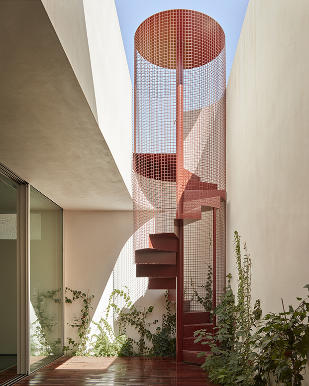 Casa DM en Sagunto diseñada por el estudio de arquitectura Horma. Arquitectura moderna marcada por geometrías, volúmenes y materiales.