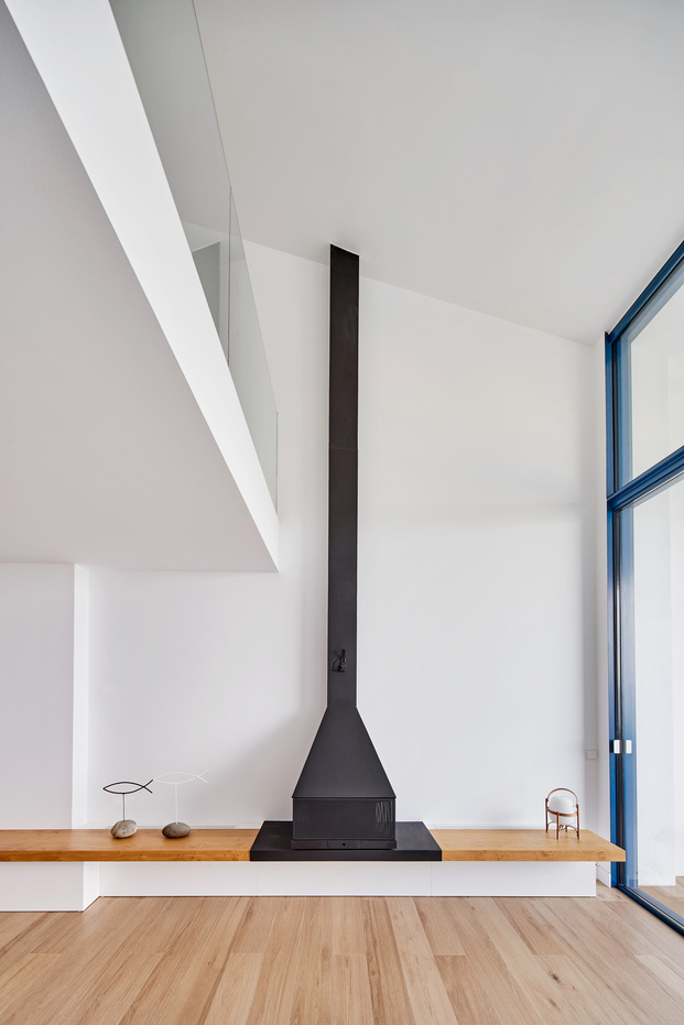 Una de las chimeneas más elegantes es esta ubicada en una casa en Caldetes, en Cataluña. De Llamazares Pomés Arquitectura.