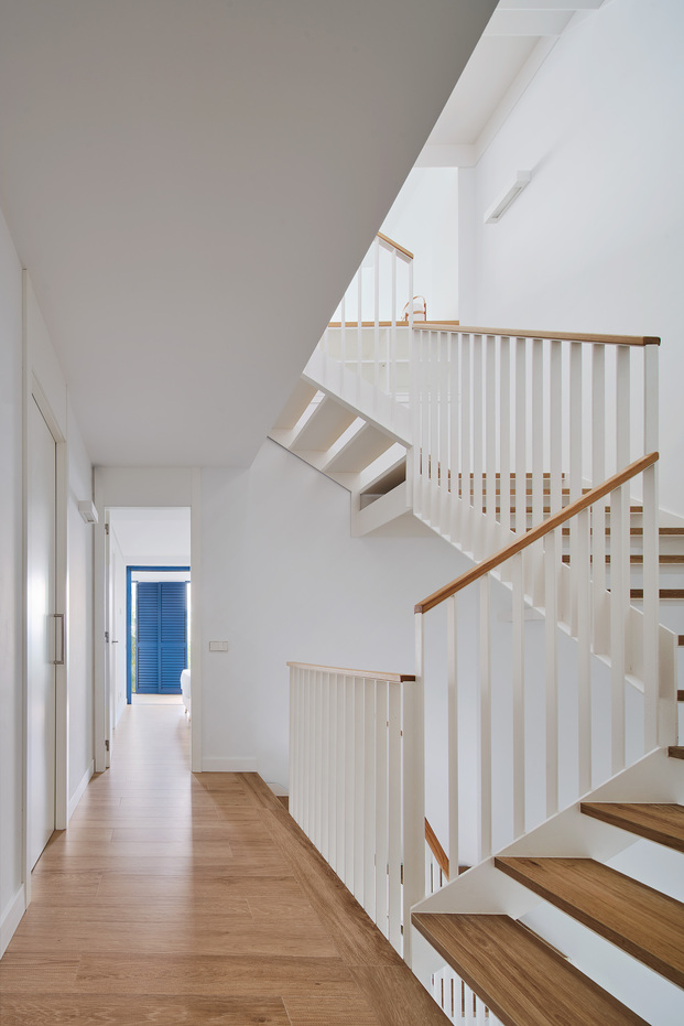 Escaleras blancas de casa unifamiliar Caldes d’Estrac de Llamazares Pomés Arquitectura.