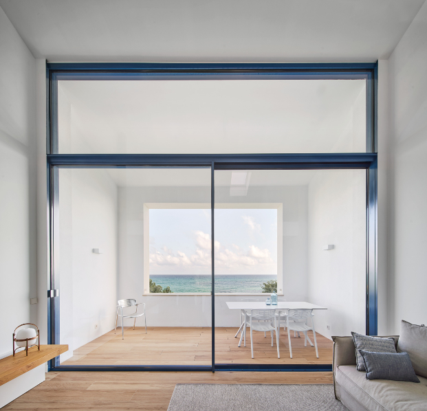 Sala de estar con vistas al mar casa unifamiliar Caldes d’Estrac de Llamazares Pomés Arquitectura.