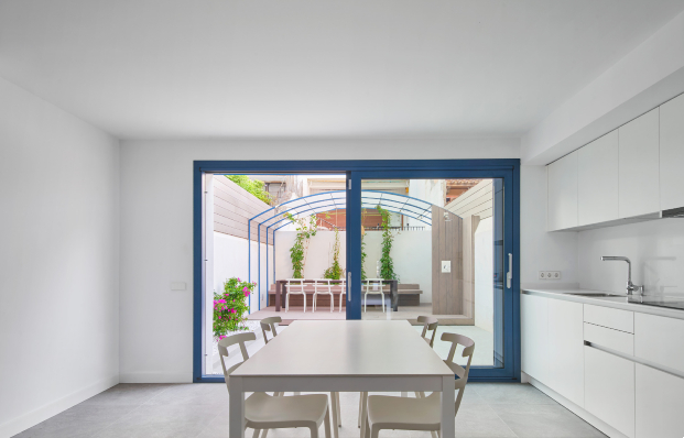 Primera planta con cocina y patio trasero casa unifamiliar Caldes d’Estrac de Llamazares Pomés Arquitectura.
