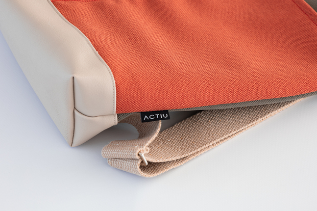 Actiu presenta Second Act, una nueva gama de mochilas y accesorios hechos a partir de tejidos sobrantes de su propia producción. 