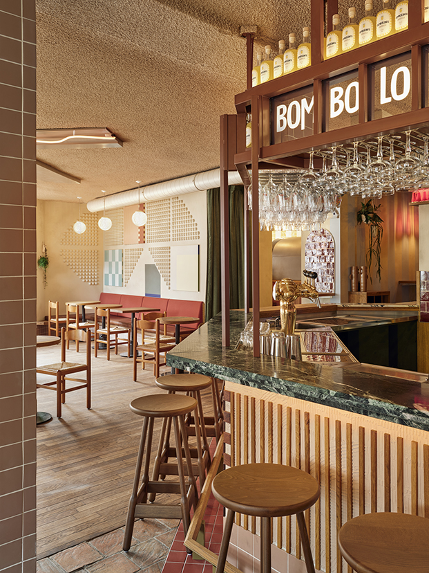 Nuevo restaurante italiano trattoria Volare en Amsterdam con espectacular interiorismo inspirado en la costa Amalfitana. Proyecto de Studio Modijefsky