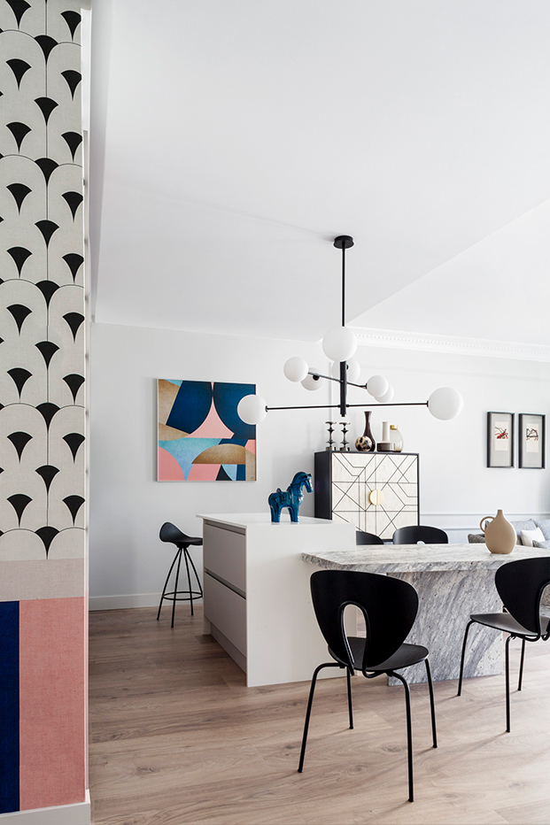 El interiorista Mikel Irastorza firma el diseño atrevido y lleno de color de un piso en San Sebastián que hace guiños al estilo ochentero Memphis.