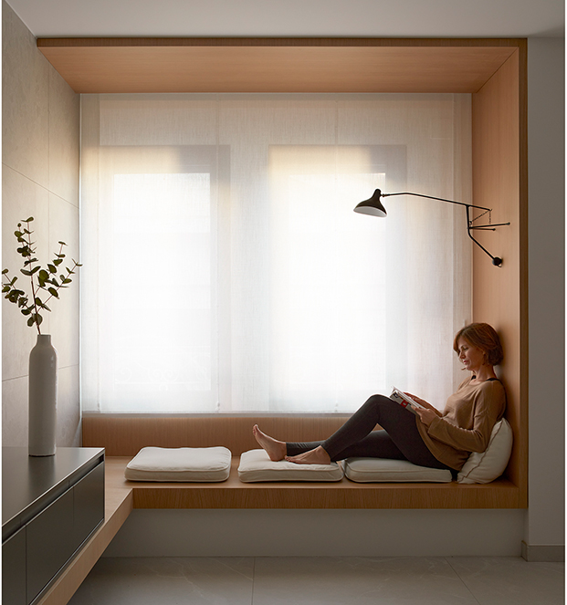 Destudio proyecta un piso en Valencia que integra paneles de madera, zona de teletrabajo y una bow window en el salón-comedor.