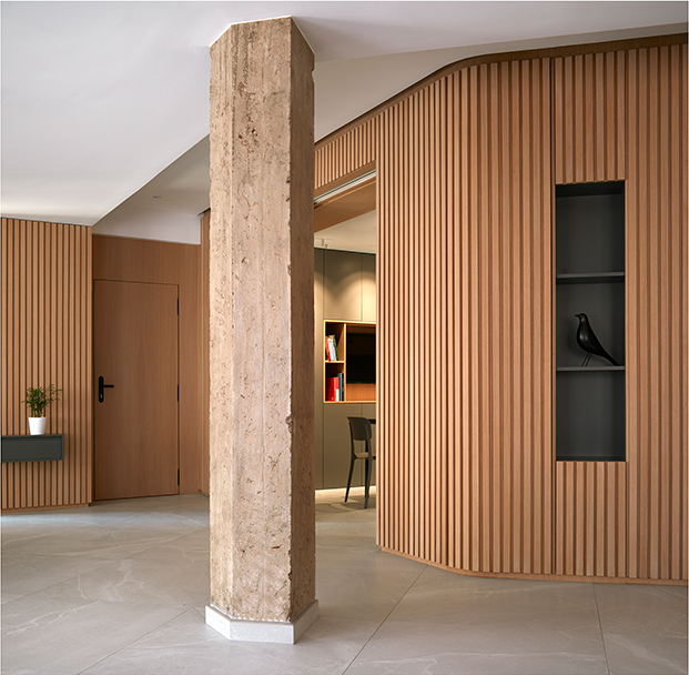 Destudio proyecta un piso en Valencia que integra paneles de madera, zona de teletrabajo y una bow window en el salón-comedor.