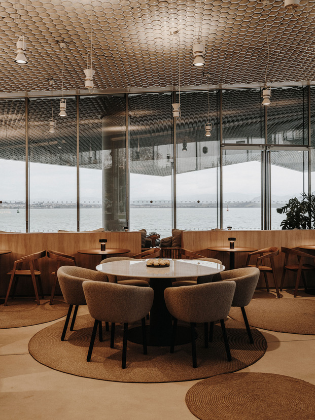 Sandra Tarruella Interioristas remodela el Café Centro Botín de Santander y lo actualiza con el uso de materiales naturales, plantas y alfombras de cuerda. 