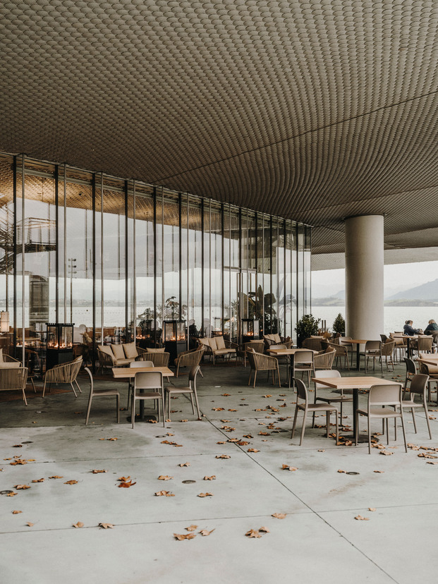 Sandra Tarruella Interioristas remodela el Café Centro Botín de Santander y lo actualiza con el uso de materiales naturales, plantas y alfombras de cuerda. 