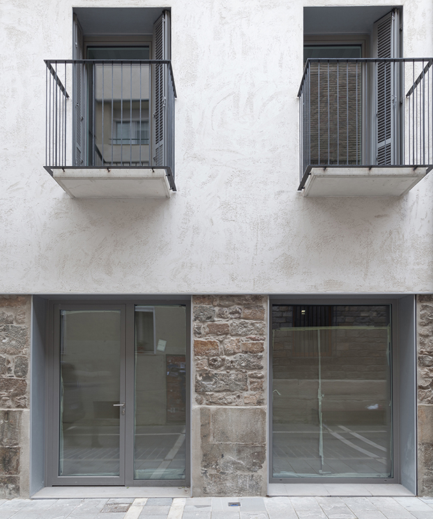 El estudio de arquitectura RUE, junto a B&J, rehabilitan este curioso edificio que alberga cuatro viviendas sociales Passivhaus en Pamplona.