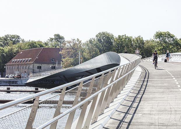 El puente Lille Langebro de Copenhage, para peatones y ciclistas, es uno de los finalistas en el Premio RIBA 2021. Diseñado por WilkinsonEyre y Urban Agency 