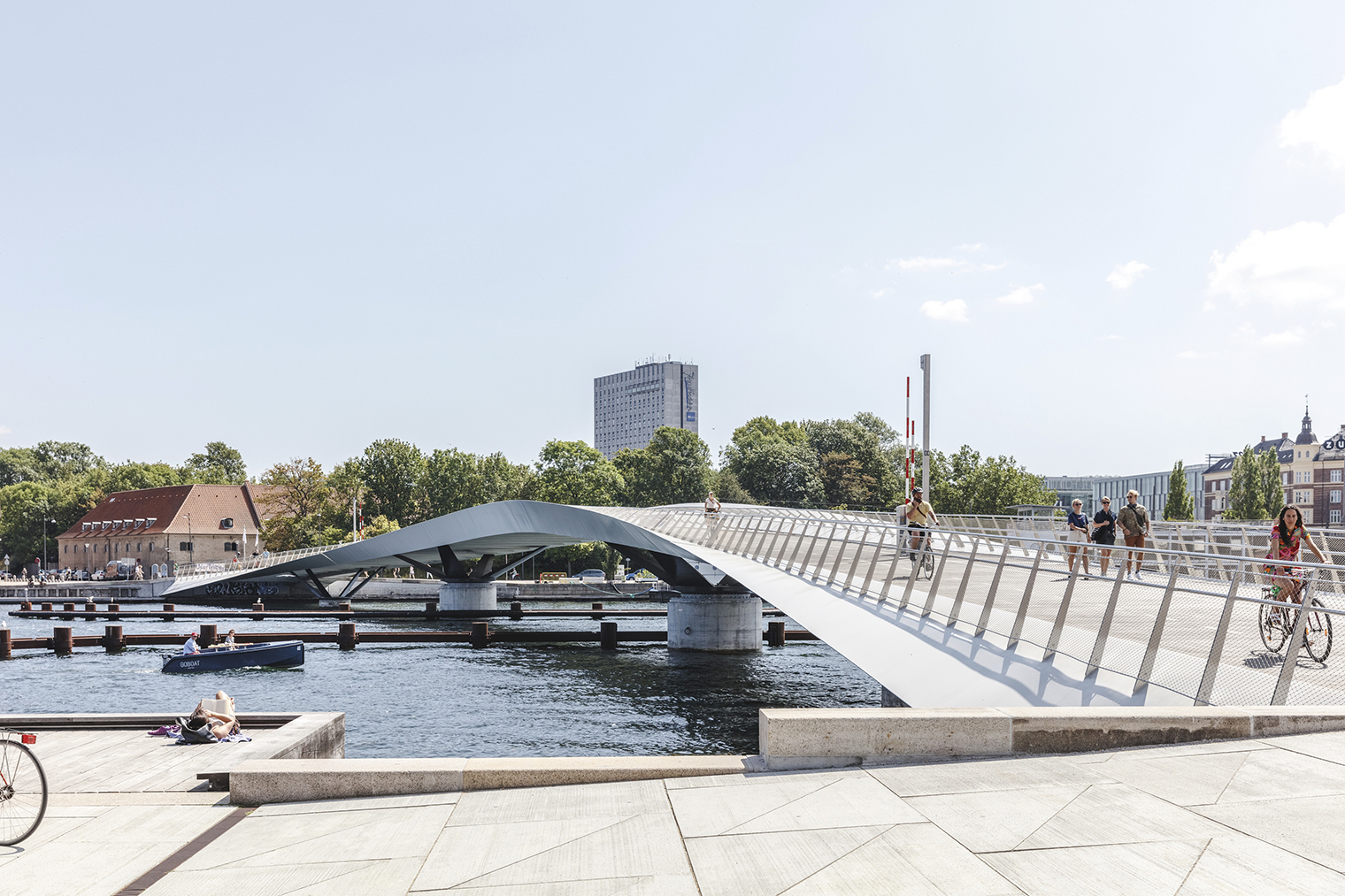 El puente Lille Langebro de Copenhage, para peatones y ciclistas, es uno de los finalistas en el Premio RIBA 2021. Diseñado por WilkinsonEyre y Urban Agency 