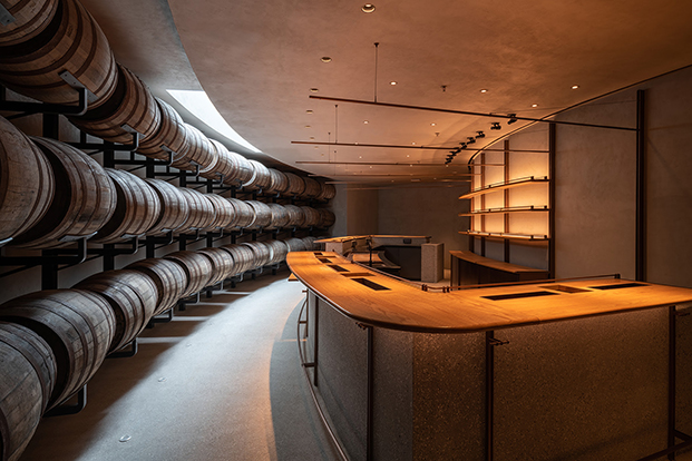 El estudio de arquitectura Heri&Hu diseña la destilería The Chuan Malt Whiskey Distillery con el monte Emei como telón de fondo.