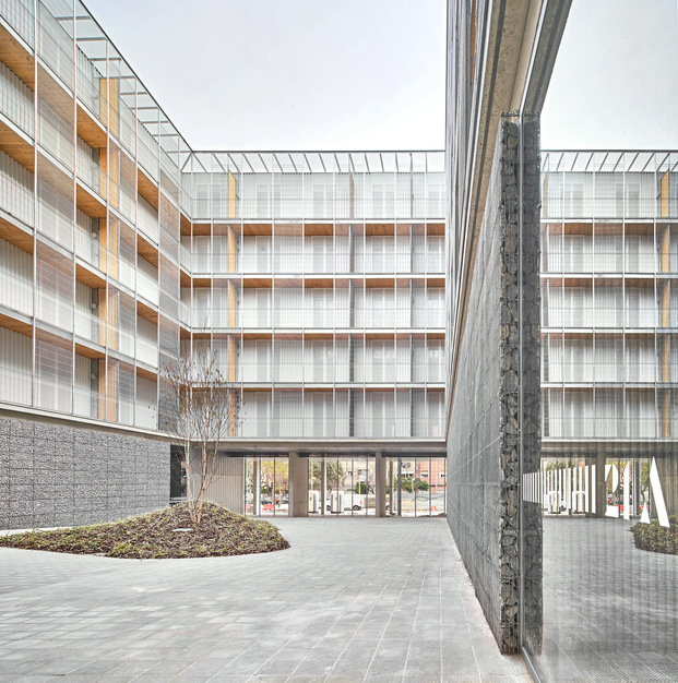 Peris+Toral Arquitectes construyen el edificio residencial con estructura de madera más grande de España. Está en Cornellà y acoge 85 viviendas sociales.
