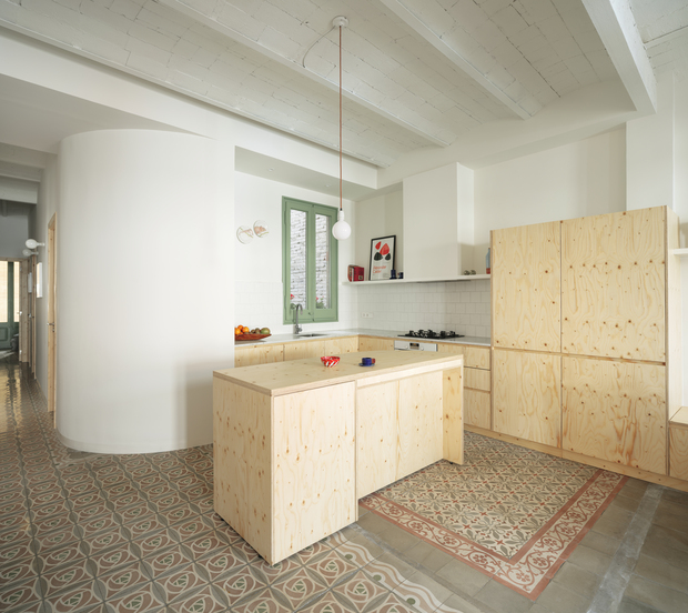 Atzur Arquitectura reforma una vivienda con una acertada combinación entre los suelos hidráulicos de origen y mobiliario de madera natural hecho a medida.