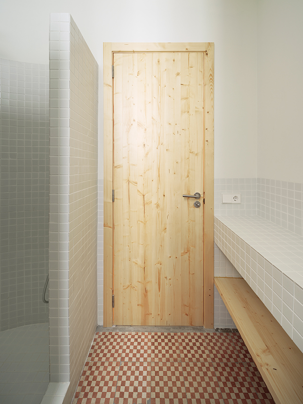 Atzur Arquitectura reforma una vivienda con una acertada combinación entre los suelos hidráulicos de origen y mobiliario de madera natural hecho a medida.