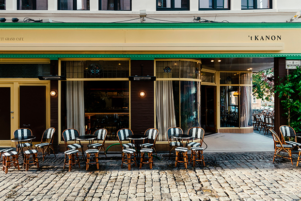 Renovación de la cafetería belga Petit Grand Café 't Kanon estilo fifties
