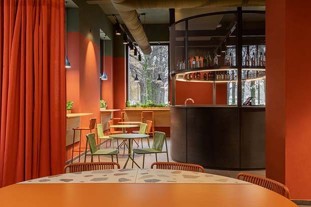 Nuevo restaurante Woody's en Turín con diseño a todo color