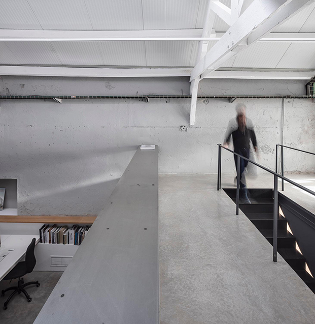 El estudio de arquitectura Isern Associats estrena oficinas en una antigua nave industrial del distrito 22@ en Poblenou, Barcelona.
